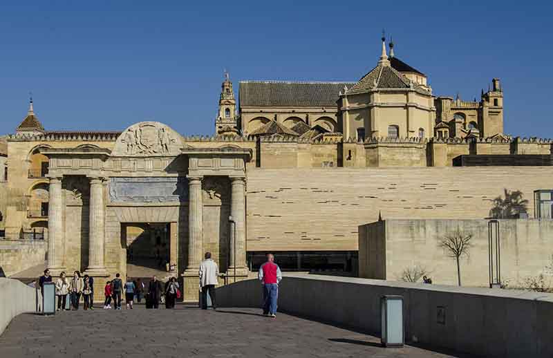 Córdoba 006 - Puente Romano - Puerta del Puente y Mezquita Catedral.jpg
